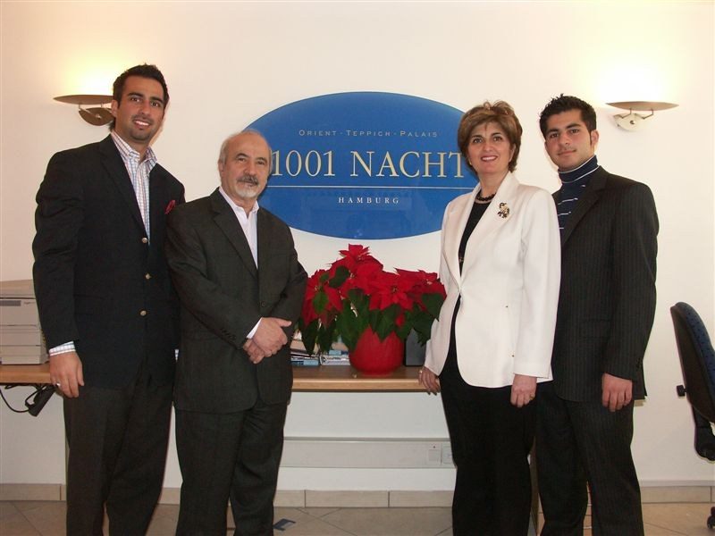 Familie Farhadian, Inhaber des Orient-Teppich-Palais 1001 Nacht, im Foyer vor dem Firmenlogo